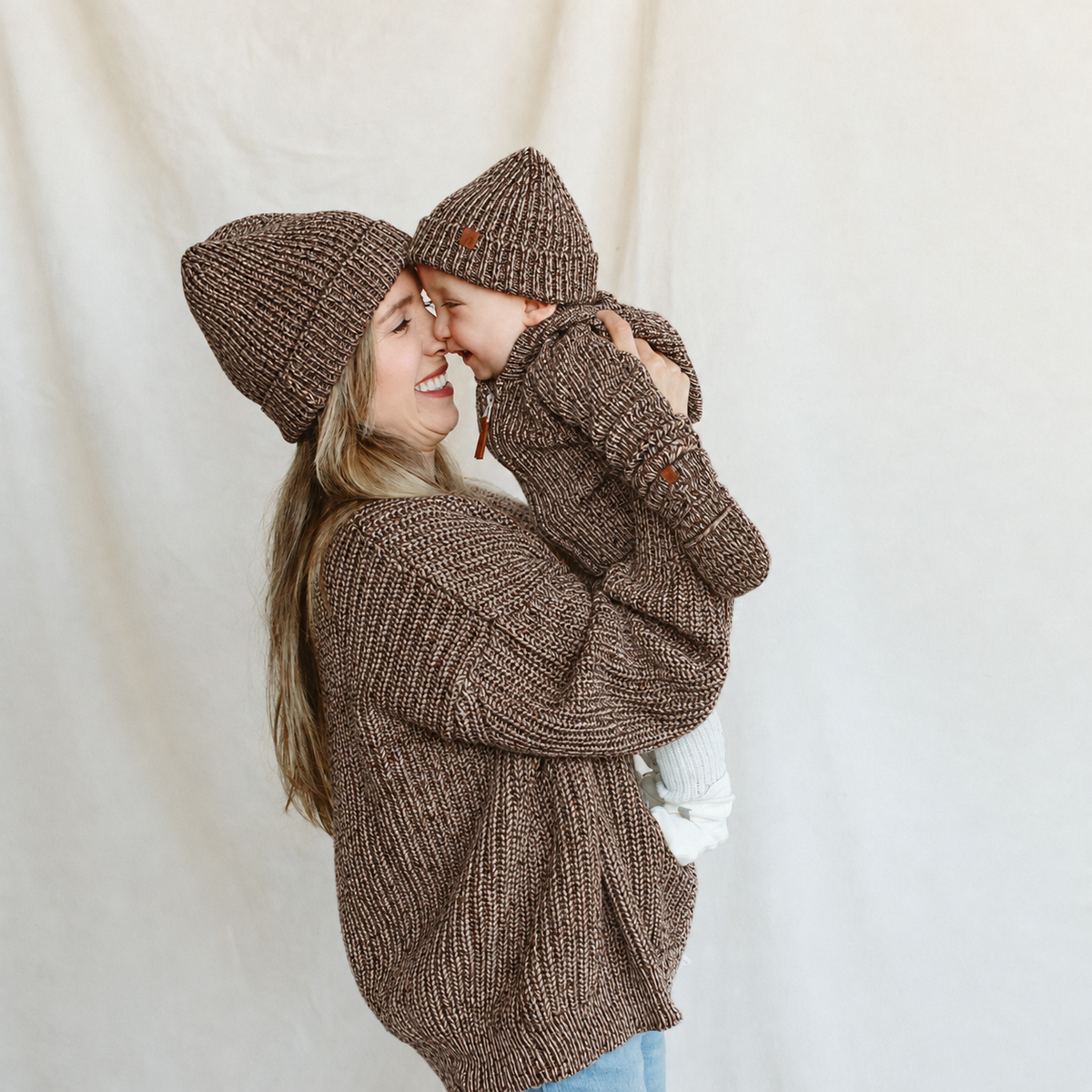 Goumi women's chunky knit sweater in bark brown, detail of the chunky organic cotton knit