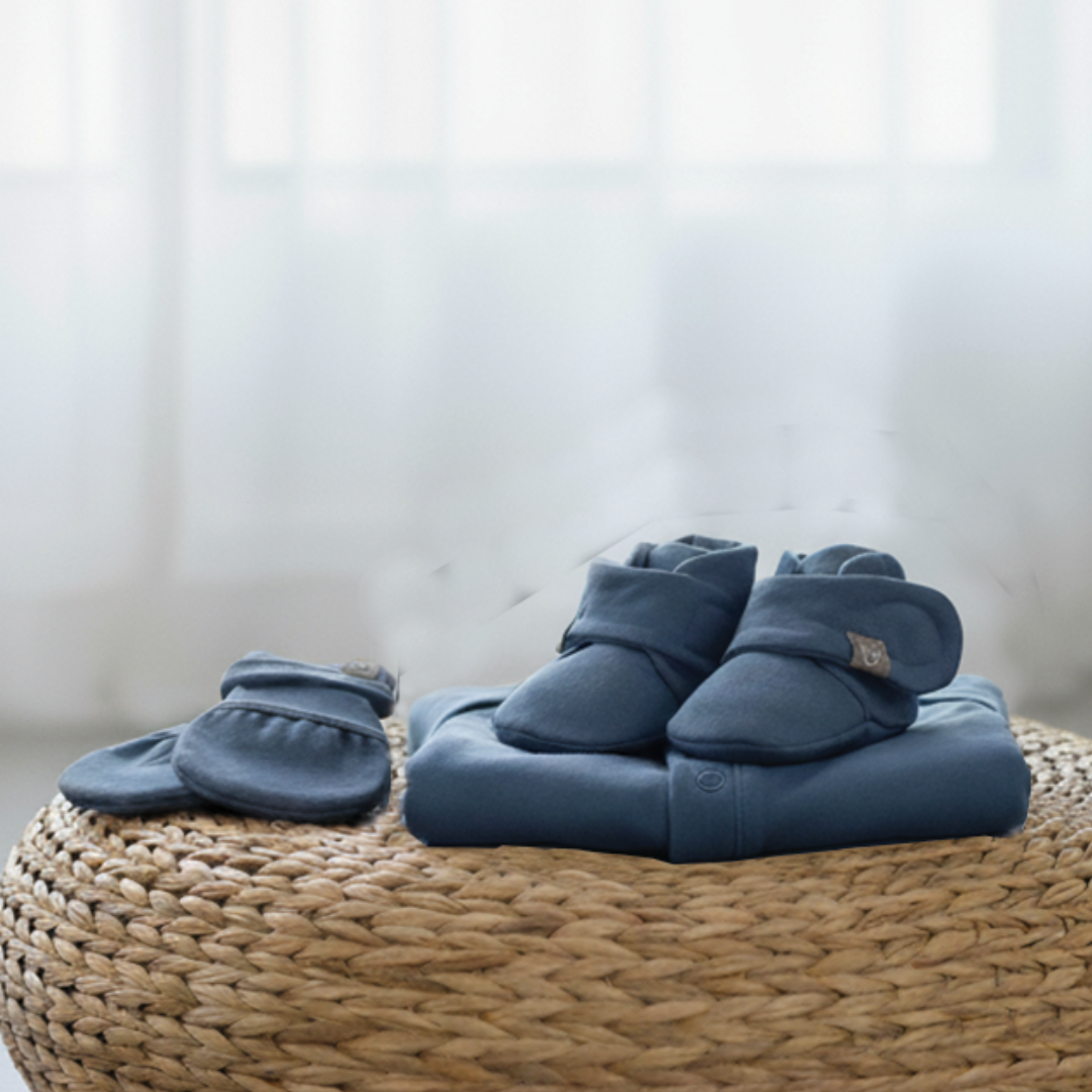 {"alt_text":"Quiet Night Starter Set in midnight blue, with a folded baby gown and matching soft mitts and boots in a smooth fabric.","filename_slug":"quiet-night-starter-set-midnight-blue-gown-mitts-boots"}{"alt_text":"Quiet Night Starter Set in midnight blue, with a folded baby gown and matching soft mitts and boots in a smooth fabric.","filename_slug":"quiet-night-starter-set-midnight-blue-gown-mitts-boots"}