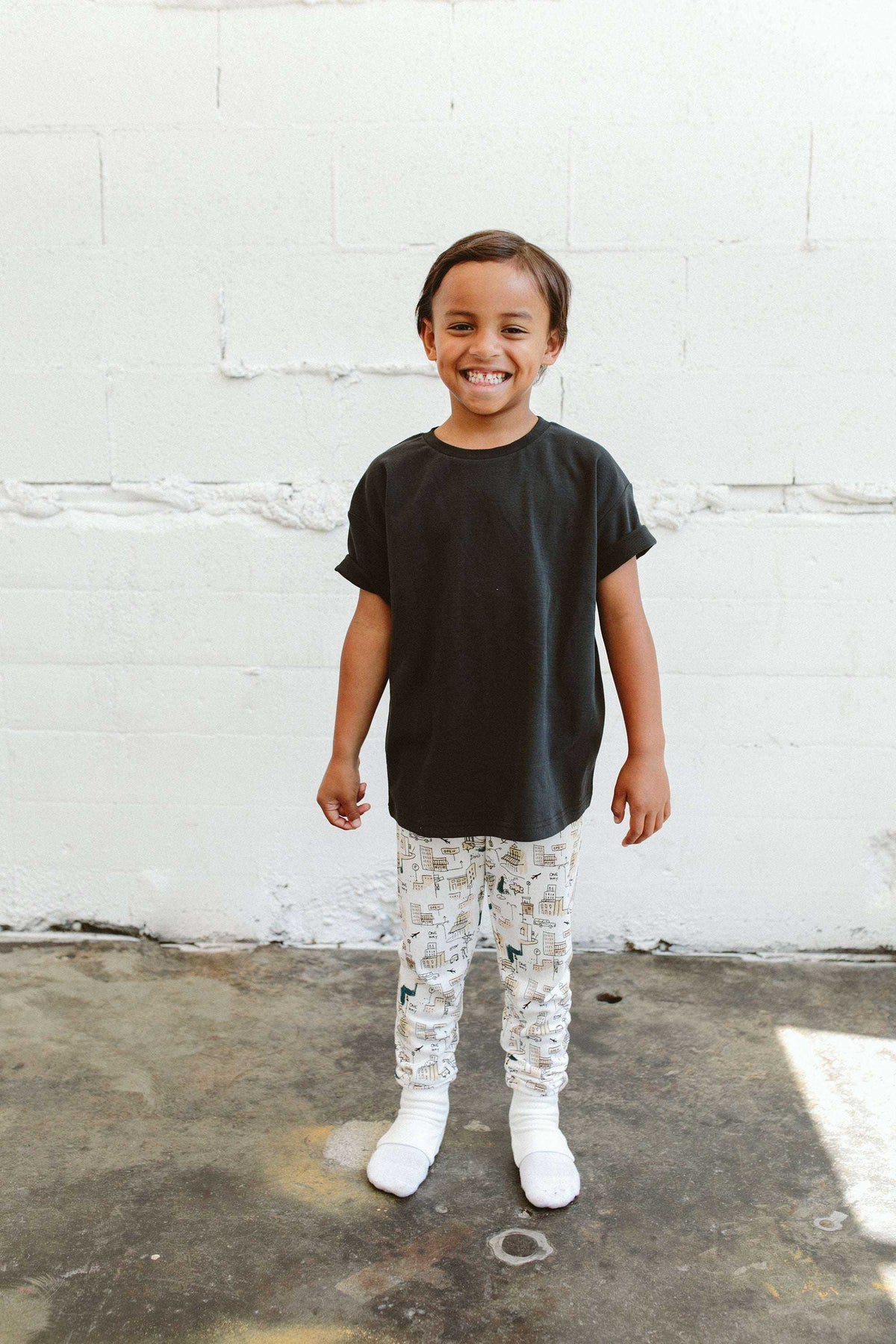 OVERSIZED TEE in solid charcoal cotton, with a relaxed boxy silhouette, short sleeves and a crew neckline
