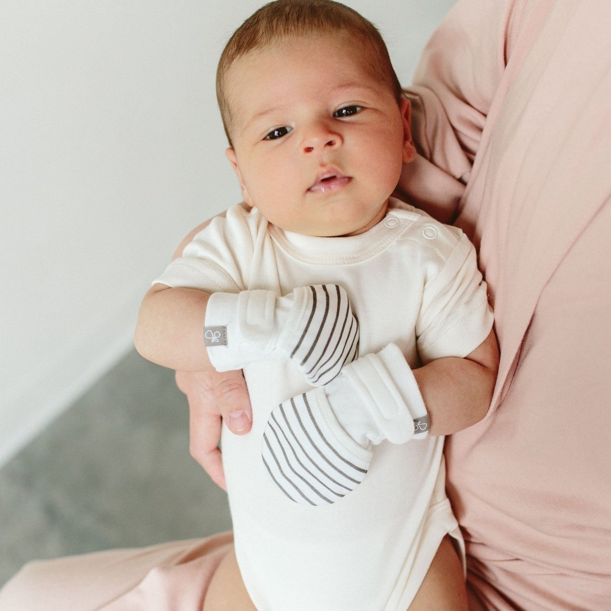 STAY ON MITTS | STRIPE GRAY - goumikids