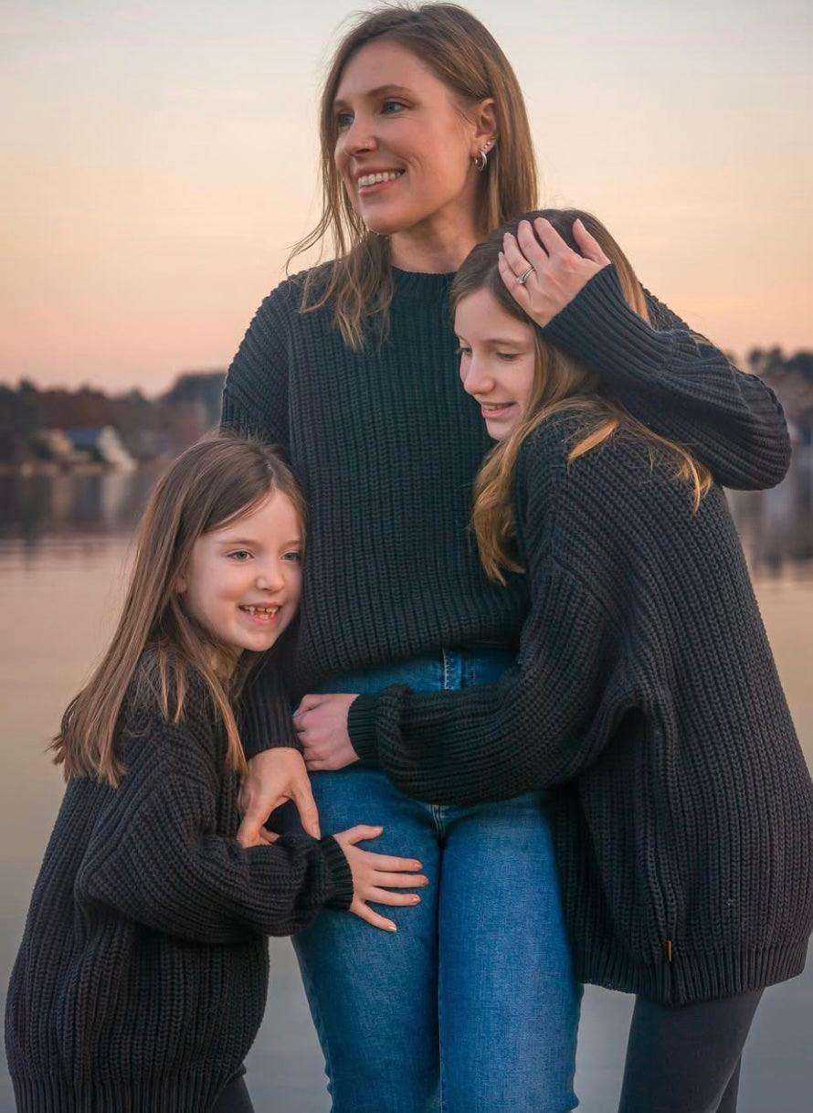 WOMEN'S CHUNKY KNIT sweater in charcoal, with a thick ribbed knit texture and oversized fit
