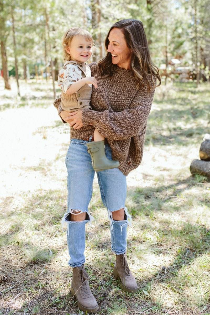 WOMENS CHUNKY KNIT SWEATER in brown textured knit, with a relaxed oversized fit and ribbed cuffs