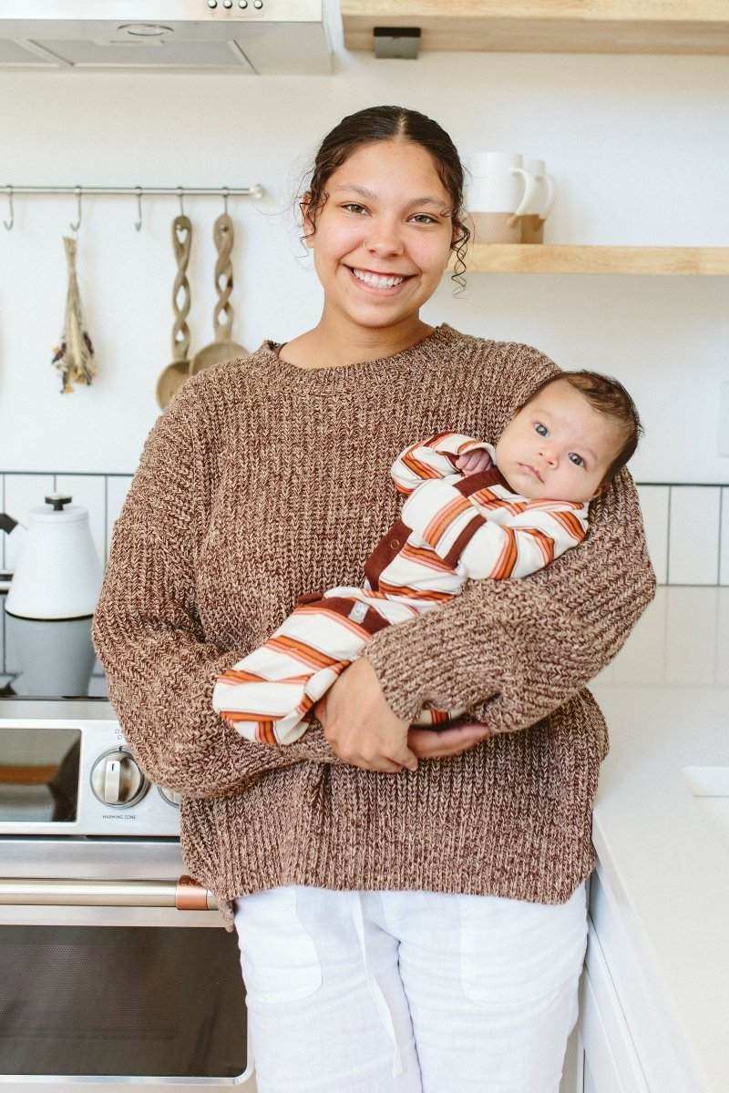 WOMENS CHUNKY KNIT SWEATER in brown textured knit, with a relaxed oversized fit and ribbed cuffs