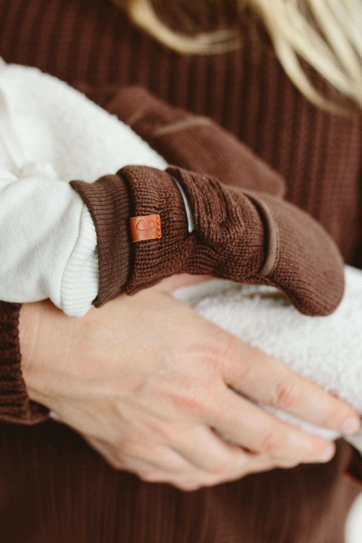 KNIT MITTS in dark brown textured knit with ribbed cuffs, leather label, and adjustable wrap closure